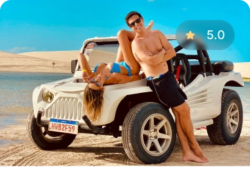 Casal tira foto em passeio de buggy no lado Leste de Jericoacoara