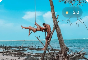 Casal tira foto nas raízes aéreas do passeio Oeste de Jericoacoara
