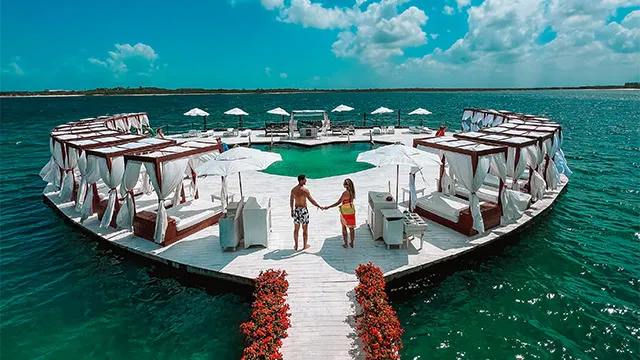 Casal visitando o Alchymist beach club no passeio Leste de Jeri