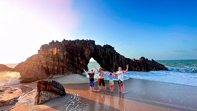 Família tira foto na pedra furada em Jericoacoara